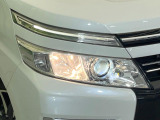 【LEDヘッドライト】悪天候や夜間走行時も良好な視界を確保し安心して運転できる高輝度LEDヘッドライトを装備!点灯速度が早く、消費電力も抑えられています。