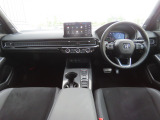 インパネシフトで足元スッキリ!運転席もゆったりしているのでゆとりを持って運転できます。