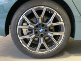 BMWの純正アロイホイールは軽量かつ強度にも優れているホイールで走行性能を引き上げる設計になっております。足元にもBMWは妥協がなくこだわっている個所になります。