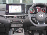 すっきりした運転席周りにはナビやエアコンの操作パネルを設置しておりますので、お一人での運転でもご安心できます。