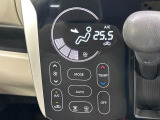 【オートエアコン】一度お好みの温度に設定すれば、車内の温度を検知し風量や温度を自動で調整。暑い…寒い…と何度もスイッチ操作をする必要はありません。快適な車内空間には必須の機能ですね♪