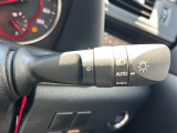 【 オートライト 】オートライトなのでライトの点け忘れを気にすることなく運転が出来ます。