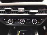 【左右独立オートエアコン】左右席で独立温度コントロールが可能です。運転席はキンキンに冷やして助手席はマイルドにと言った設定が可能です☆暑さ寒さでケンカすることもなくなりますね♪