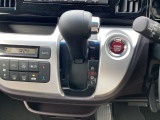 シンプルでとても使いやすいインパネシフトに、パーキングブレーキは、フットブレーキタイプです。