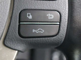 レーダークルーズコントロール(全車速追従機能付)が装備されています。高速道路で定速走行だけでなく、0km/hから約100km/hの広い範囲で先行車との車間距離を適切に保ちながら追従走行ができます。