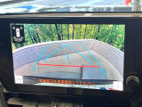 【バックカメラ】駐車時に後方がリアルタイム映像で確認できます。大型商業施設や立体駐車場での駐車時や、夜間のバック時に大活躍!運転スキルに関わらず、今や必須となった装備のひとつです!