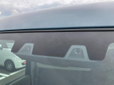 2つのカメラで前方の車両や歩行者を検知し、衝突のおそれがあると判断すると、ブザー音やメーター内の表示で警告。衝突の可能性が高まると、自動でブレーキをかけ、衝突の回避または衝突時の被害軽減を図ります。