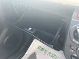 グローブボックスの画像です。店舗にて現車の確認もいただけますので、お電話で在庫のご確認の上是非ご来店くださいませ!!!ワクワクするクルマ選びをご提案します!