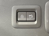 【パワーバックドア】スマートキーや運転席のボタンを押すだけでリアゲートが自動で開閉します!荷物を持っている時や、高い位置にあるバックドアを閉める際に便利な機能です♪