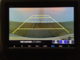 【バックカメラ】運転が苦手な方も車庫入れラクラクです!ギアをリバースに入れれば自動的に切り換わりますので、面倒な操作は不要です♪狭い駐車場もお車を傷つけず安心ですね!