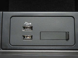 ☆USB端子2個、ミュージックプレーヤー接続でお気に入りの音楽を楽しむことができます。USB端子接続で可能な端末充電を同時に2個行うことができます☆