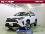 悪路走行の安定感に日常使いでの快適性を備えたコンパクト・クロスオーバーSUVの先駆け【RAV4】4WD。存在感のあるワイドなボディはアウトドアではもちろん、街中でも映えますよ。この車は車検整備付です。