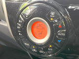 【オートエアコン】一度お好みの温度に設定すれば、車内の温度を検知し風量や温度を自動で調整。暑い…寒い…と何度もスイッチ操作をする必要はありません。快適な車内空間には必須の機能ですね♪