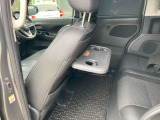 運転席、助手席後ろにはドリンクホルダーもございます。
