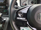 お手元でオーディオ操作が可能なステアリングスイッチ付きハンドル。
