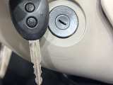 【キーレス】少し離れた場所からでもボタン一つでドアの開錠・施錠ができるのでとっても便利!ドアの鍵穴周りに傷をつけることもありません♪