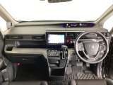 車内は光触媒抗菌消臭施工済です。インパネ周りはスタイリッシュなデザインです。グローブボックスやカップホルダーのほかにトレーなどたくさんの収納スペースが付いています。