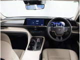デザインもよく、居心地のよい運転席ですね。分かりやすいスイッチ類ですから操作もしやすく運転をサポートします。ぜひご来店いただき、実際にお座りいただいてステアリングを握ってみてください!