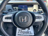 ハンドル左側にはオーディオコントローラーがついております。右側にはクルーズコントロール機能などのボタンがついており、高速道路走行時の負担を軽減します。
