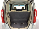 開口部も広く荷物の積み下ろしもしやすいお車となっております。シートの背もたれは5:5の割合で背もたれを可倒でき、前後のシートスライドもできるので荷室をひろげることができます。
