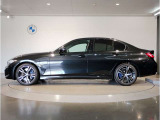 【拘りのFR】BMWが多く採用するFR車。ダイレクトでスポーティな加速感・シャープなハンドリングを実現。縦置きエンジンレイアウトにより、フラットで上質な乗り味です。