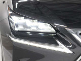 高輝度の光で夜間走行時の安心感を高める、三眼フルLEDヘッドランプを装備しています。