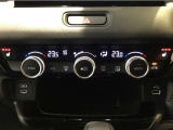 オートエアコンは左右席で独立温度コントロールが可能です。運転席はキンキンに冷やして助手席はマイルドにと言った設定が可能です☆暑さ寒さでケンカすることもなくなりますね♪