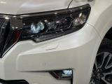 【LEDヘッドライト】悪天候や夜間走行時も良好な視界を確保し安心して運転できる高輝度LEDヘッドライトを装備!点灯速度が早く、消費電力も抑えられています。