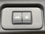 【パワーバックドア】スマートキーや運転席のボタンを押すだけでリアゲートが自動で開閉します!荷物を持っている時や、高い位置にあるバックドアを閉める際に便利な機能です♪