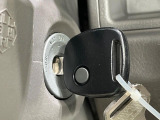 【キーレス】少し離れた場所からでもボタン一つでドアの開錠・施錠ができるのでとっても便利!ドアの鍵穴周りに傷をつけることもありません♪