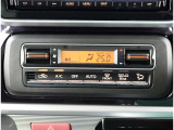 オートエアコンを装備しておりますので、四季を通じて車内を快適な温度に保つことが出来ます!高級感が有りますね!