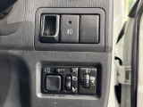 【電動格納ミラー】サイドミラーは電動格納式となっており、狭い駐車場でもキズがつくリスクを抑えられます。