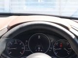 運転視界の遠方上方に虚像を投影することで前を見ながら情報の視認ができます。本当にドライバーが必要な情報を適切に伝え、楽しんで頂くことを考えた新世代装備です。※虚像は2.6m前方に浮かぶイメージです。