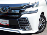 悪天候や夜間走行時も良好な視界を確保し安心して運転できる高輝度LEDヘッドライトを装備!省電力&長寿命。見た目もクールです。