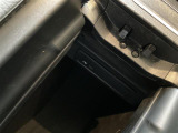 マットブラックにホワイトのLIBERALAのロゴの建物と看板が目印です。