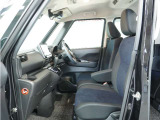 運転席と助手席は足元が繋がっているので自由に行き来しやすいので駐車場が狭いときでも助手席側からスムーズに乗り降りできて便利!