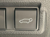 【パワーバックドア】スマートキーや運転席のボタンを押すだけでリアゲートが自動で開閉します!荷物を持っている時や、高い位置にあるバックドアを閉める際に便利な機能です♪