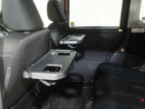 後席には折り畳み式のテーブルが装備されています。車内での軽食のときに便利ですね。