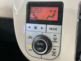 【オートエアコン】一度お好みの温度に設定すれば、車内の温度を検知し風量や温度を自動で調整。暑い…寒い…と何度もスイッチ操作をする必要はありません。快適な車内空間には必須の機能ですね♪