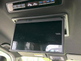 【14型有機ELフリップダウン】三列目からでも迫力のエンタメが観れる大画面フリップダウン。有機ELのモニターでは、一般的なフリップダウンよりも高コントラストでキレイな映像を楽しめます。