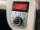 【オートエアコン】一度お好みの温度に設定すれば、車内の温度を検知し風量や温度を自動で調整。暑い…寒い…と何度もスイッチ操作をする必要はありません。快適な車内空間には必須の機能ですね♪