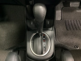 CVT車のセレクトレバーです。低速から高速まで、変速ショックのないスムーズな走りを実現するとともに、エンジン効率のよい領域を維持することで燃費にも貢献します。