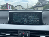 マットブラックにホワイトのLIBERALAのロゴの建物と看板が目印です。