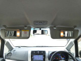 運転席にサンバイザー裏にはバニティミラーが備わっていますので、車の外に出る前にパパッと身だしなみをチェックすることができて便利ですよ♪