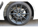STIスポーツ専用アルミ。215/40/R18ハイパフォーマンスタイヤ&ダークメタリックアルミホイール。