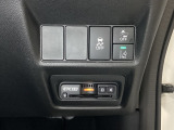 Hondaセンシング用の、VSA(ABS+TCS+横滑り抑制)解除とレーンキープアシストシステムのメインスイッチなどはハンドルの右側に装備しています。その下にETC2.0がついています。