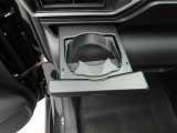 カップホルダーは運転席や助手席からちょうど手の届く位置です!!