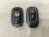 スマートキーを装備しています。鍵を差し込むことなくドアロックの開け閉めと、スタートボタン操作でのエンジンスタートができます。スペアキーも同じものを用意しております。