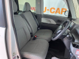 フロントベンチシートが運転席足元もゆったり、広々快適です、助手席へのウォークスルーも楽々可能ですよ☆