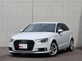 ●一目でAudiとわかる特徴的なシングルフレームグリル・LEDランプ。精悍なフロントマスクからAudiのスマートで上品なブランドを連想させてくれます。女性にも大変ご好評頂いております。